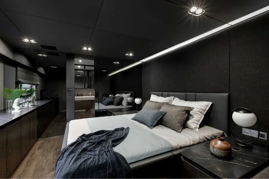 Sunreef 80, cubierta principal — Yacht Charter Marbella, Marbella. Catamarán con flybridge para tardes tranquilas frente a Estepona