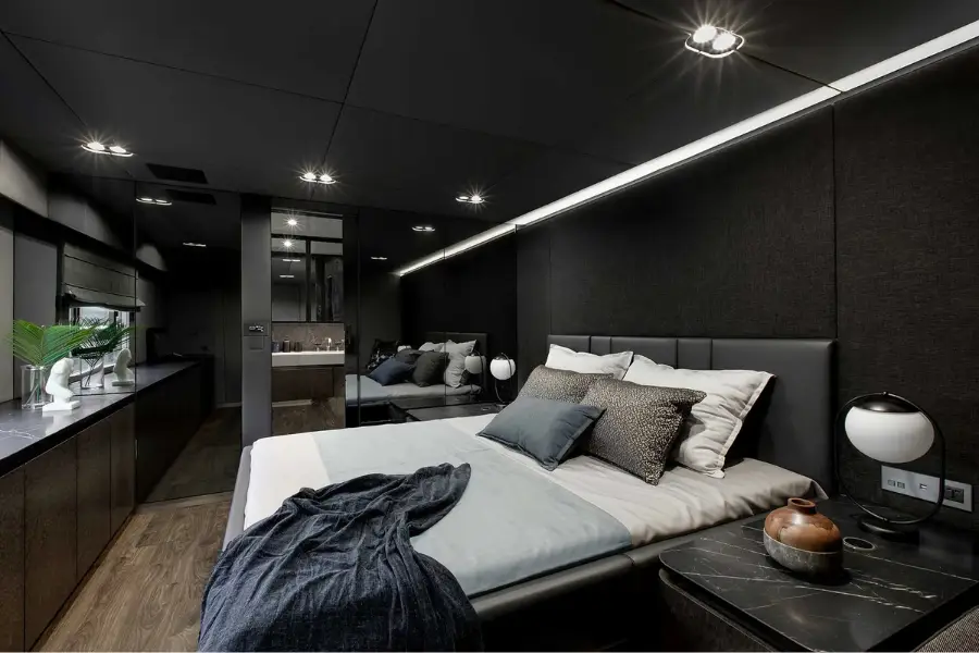 Sunreef 80, cubierta principal — Yacht Charter Marbella, Marbella. Catamarán con flybridge para tardes tranquilas frente a Estepona
