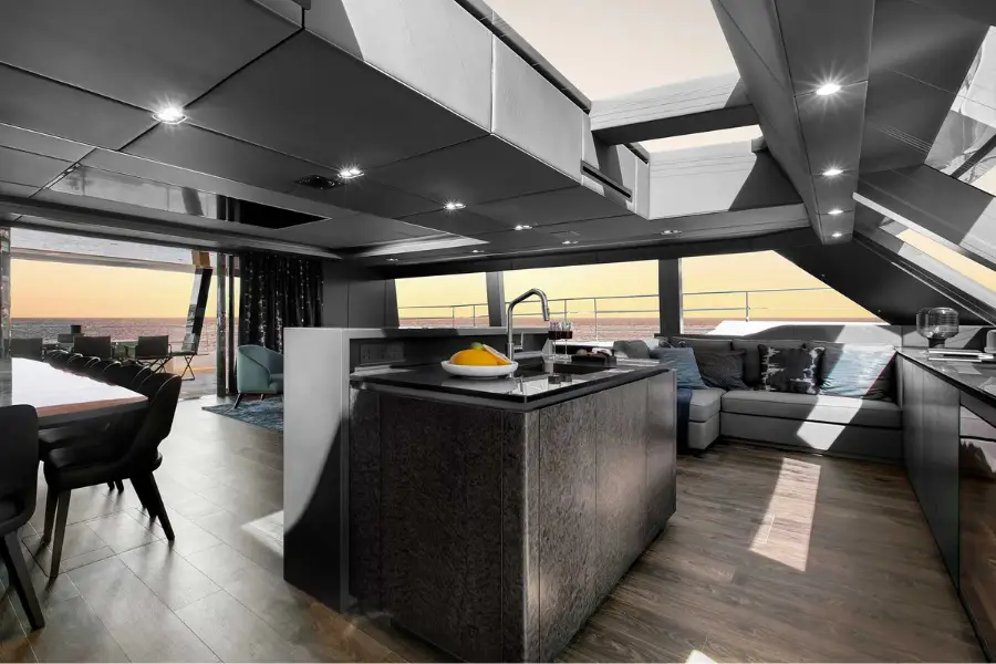 Sunreef 80, salón — Yacht Charter Marbella, Marbella. Catamarán con flybridge para tardes tranquilas frente a Estepona
