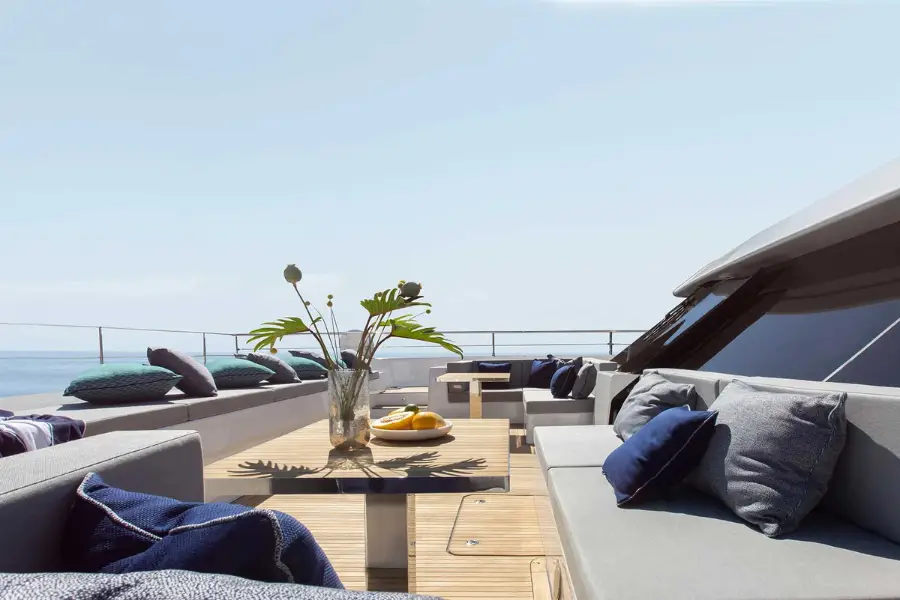 Sunreef 80, flybridge — Yacht Charter Marbella, Marbella. Catamarán con flybridge para tardes tranquilas frente a Estepona