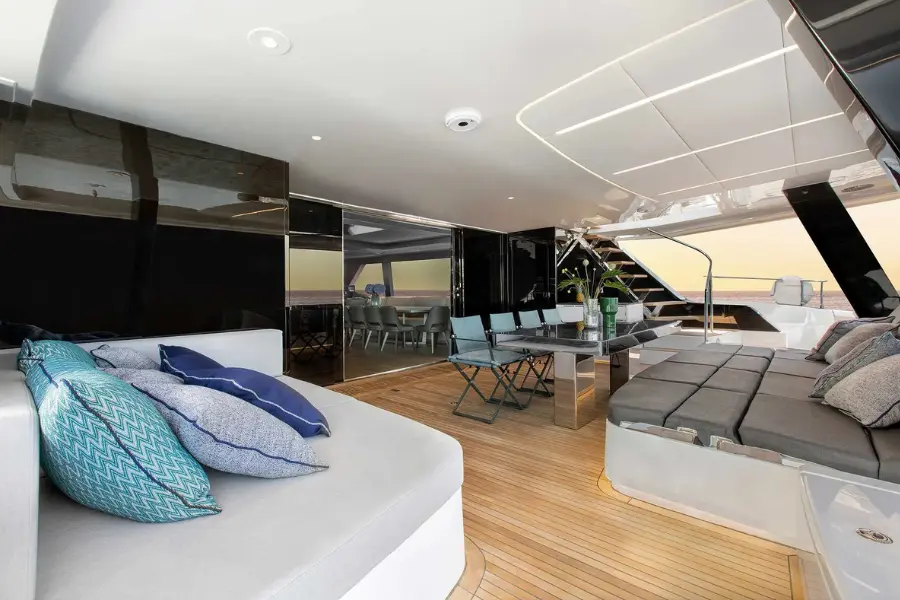 Sunreef 80, exterior — Yacht Charter Marbella, Marbella. Catamarán con flybridge para tardes tranquilas frente a Estepona
