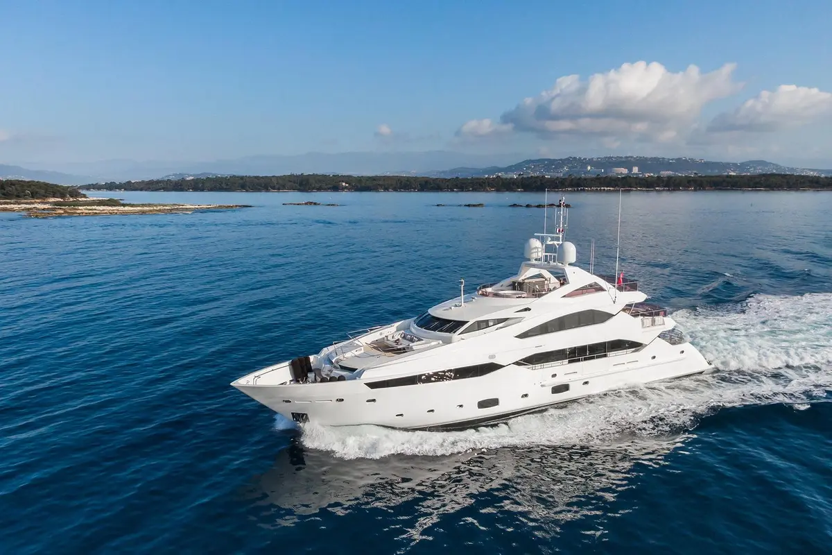 Thumper, cubierta principal — Yacht Charter Marbella, Marbella. Superyate deportivo de cuarenta metros para grupos de doce