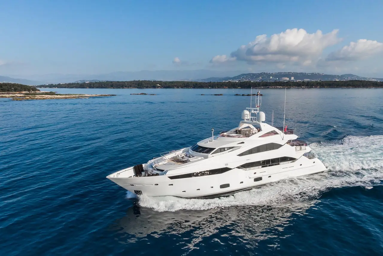 Thumper, cubierta principal — Yacht Charter Marbella, Marbella. Superyate deportivo de cuarenta metros para grupos de doce