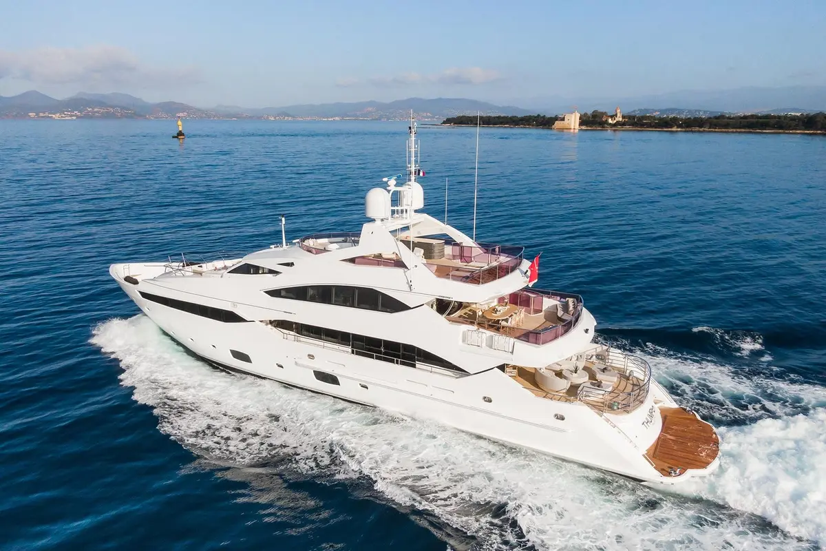 Thumper, cubierta de popa — Yacht Charter Marbella, Marbella. Superyate deportivo de cuarenta metros para grupos de doce