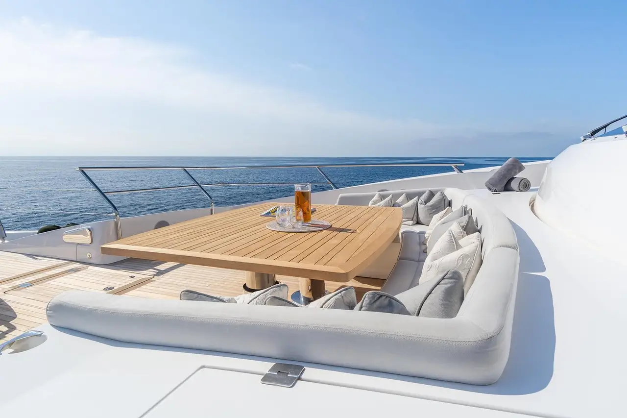 Thumper, camarote principal — Yacht Charter Marbella, Marbella. Superyate deportivo de cuarenta metros para grupos de doce