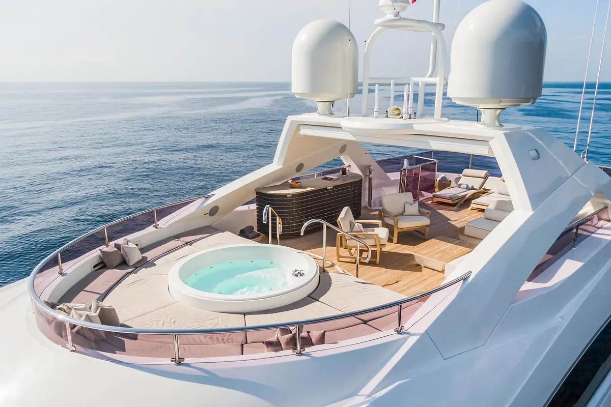 Thumper, flybridge — Yacht Charter Marbella, Marbella. Superyate deportivo de cuarenta metros para grupos de doce