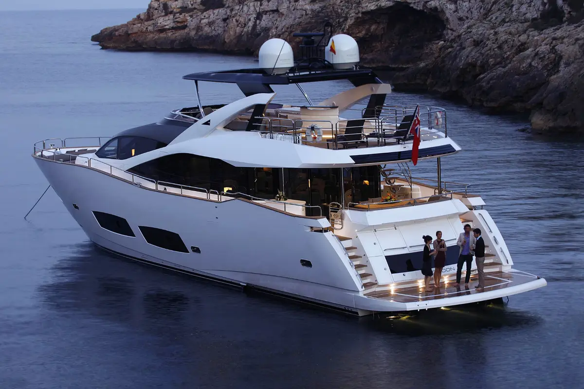 Sunseeker 28, exterior — Yacht Charter Marbella, Marbella. Casco deportivo para familias rumbo a Cabopino