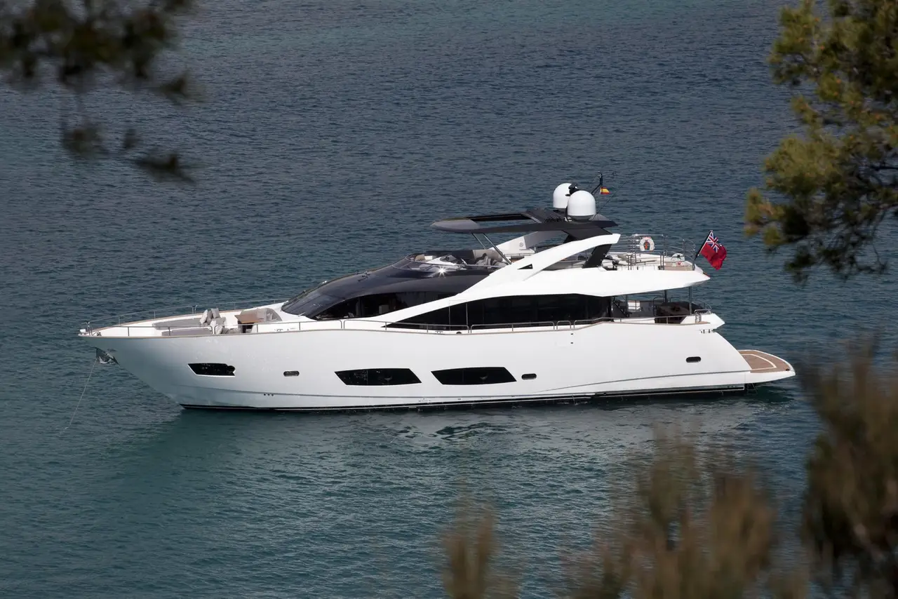 Sunseeker 28, cubierta principal — Yacht Charter Marbella, Marbella. Casco deportivo para familias rumbo a Cabopino