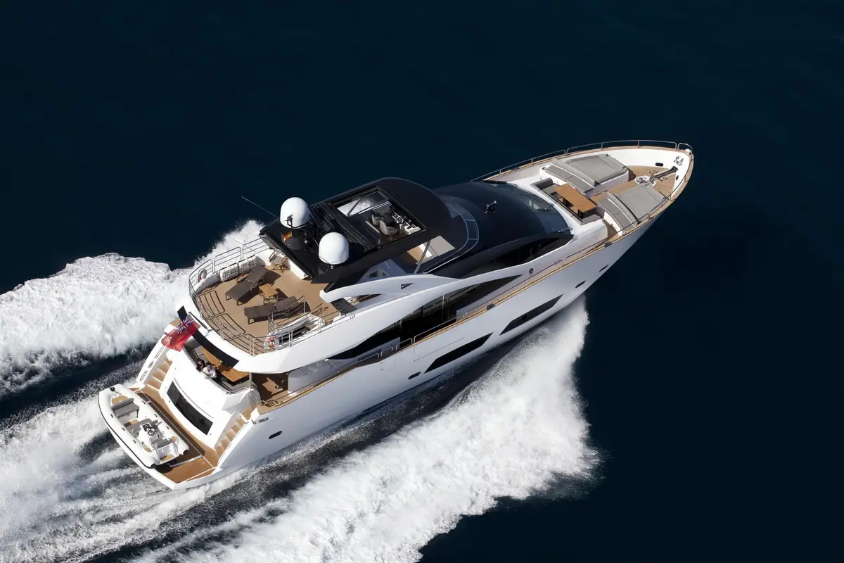 Sunseeker 28, cubierta de popa — Yacht Charter Marbella, Marbella. Casco deportivo para familias rumbo a Cabopino