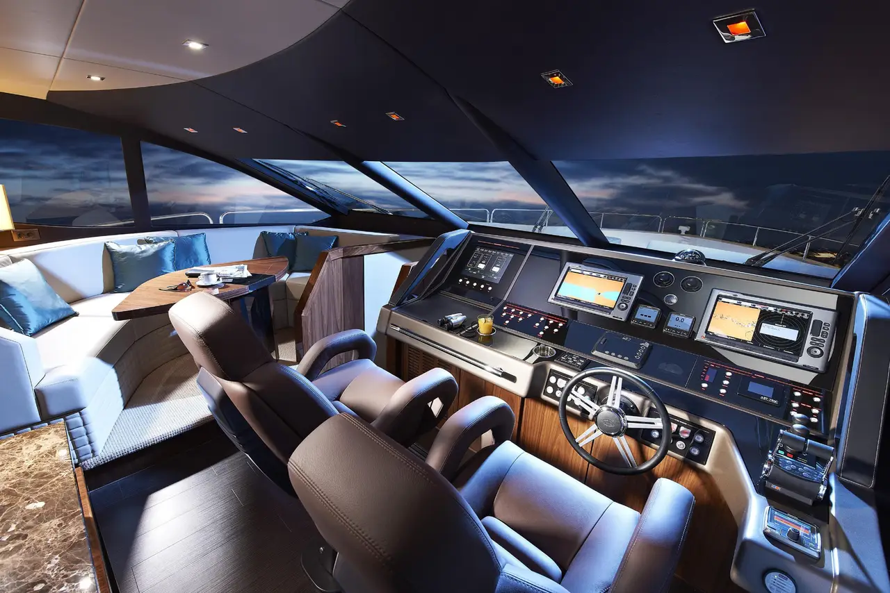 Sunseeker 28, salón — Yacht Charter Marbella, Marbella. Casco deportivo para familias rumbo a Cabopino
