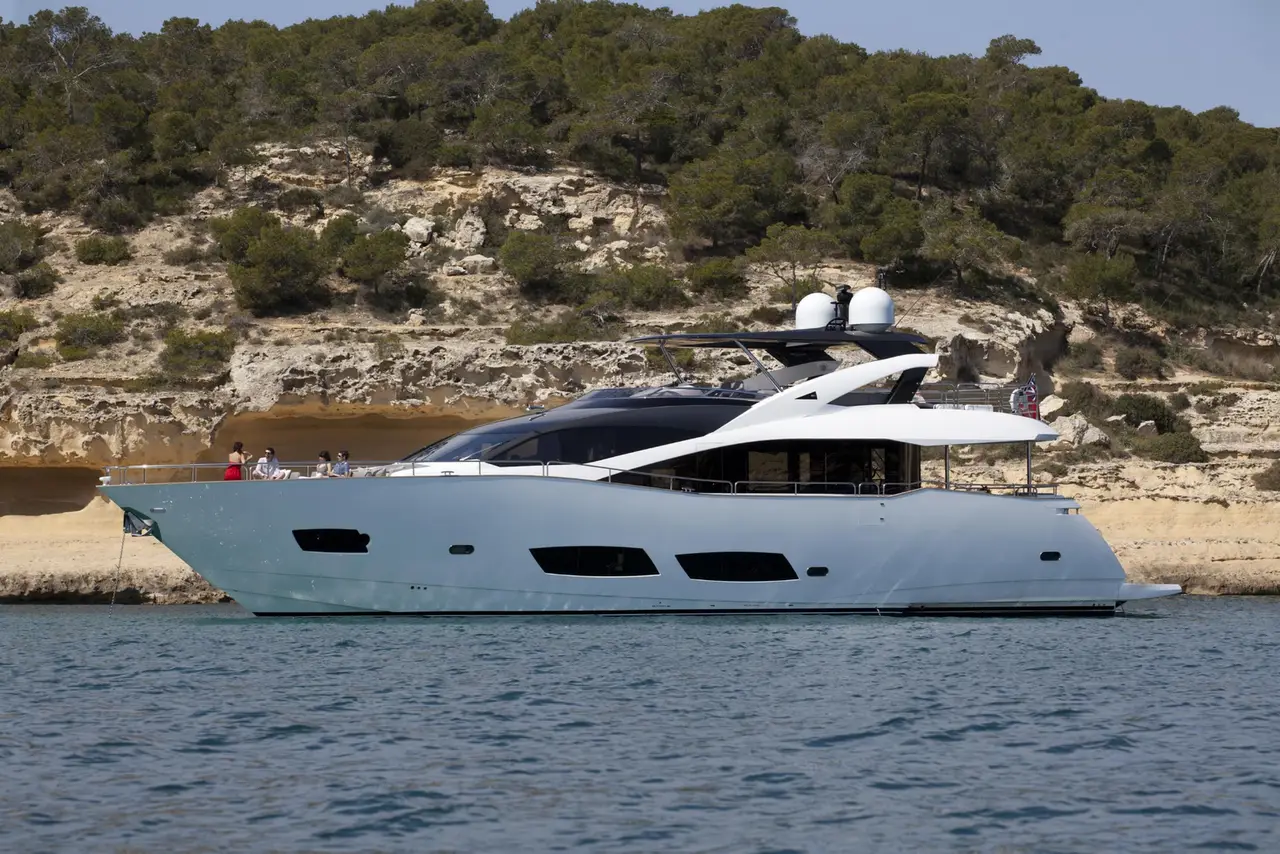 Sunseeker 28, camarote principal — Yacht Charter Marbella, Marbella. Casco deportivo para familias rumbo a Cabopino