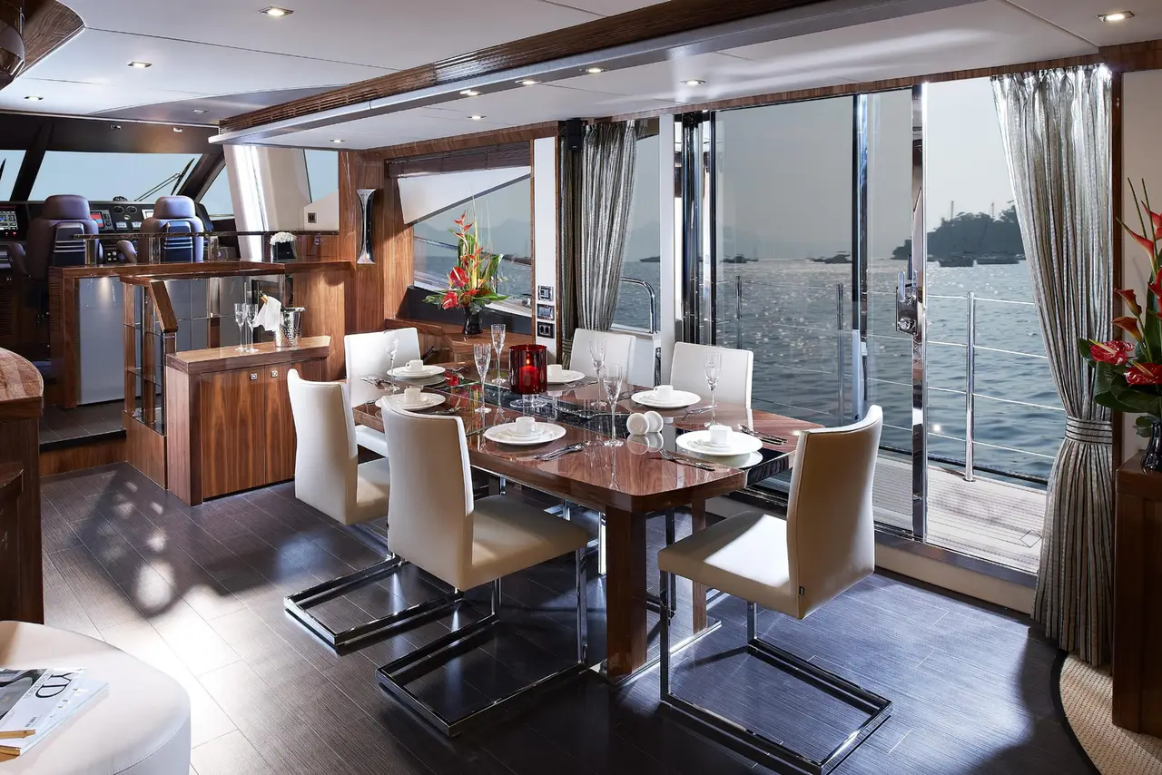 Sunseeker 28, flybridge — Yacht Charter Marbella, Marbella. Casco deportivo para familias rumbo a Cabopino