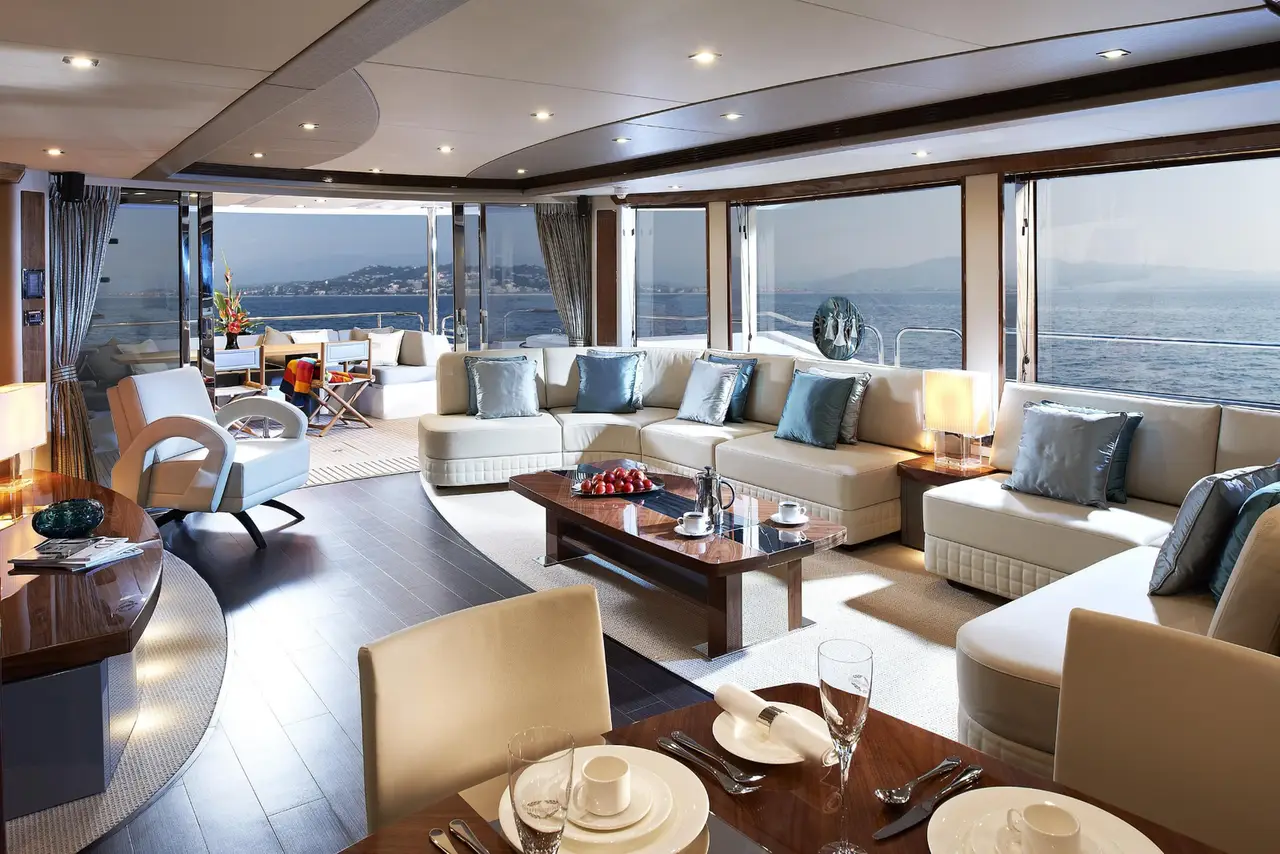 Sunseeker 28, exterior — Yacht Charter Marbella, Marbella. Casco deportivo para familias rumbo a Cabopino
