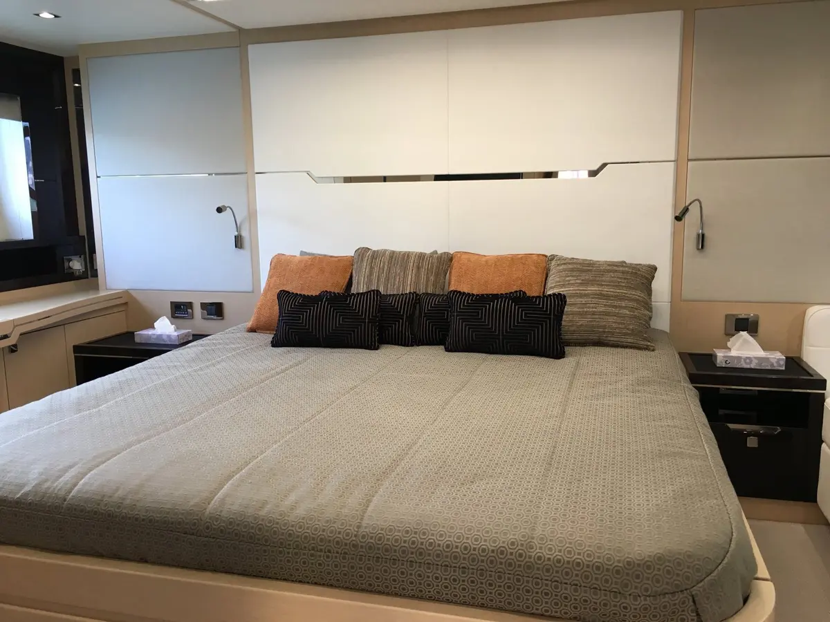 Sunseeker 68, cubierta principal — Yacht Charter Marbella, Marbella. Veintidós metros de deportividad para la costa de Estepona