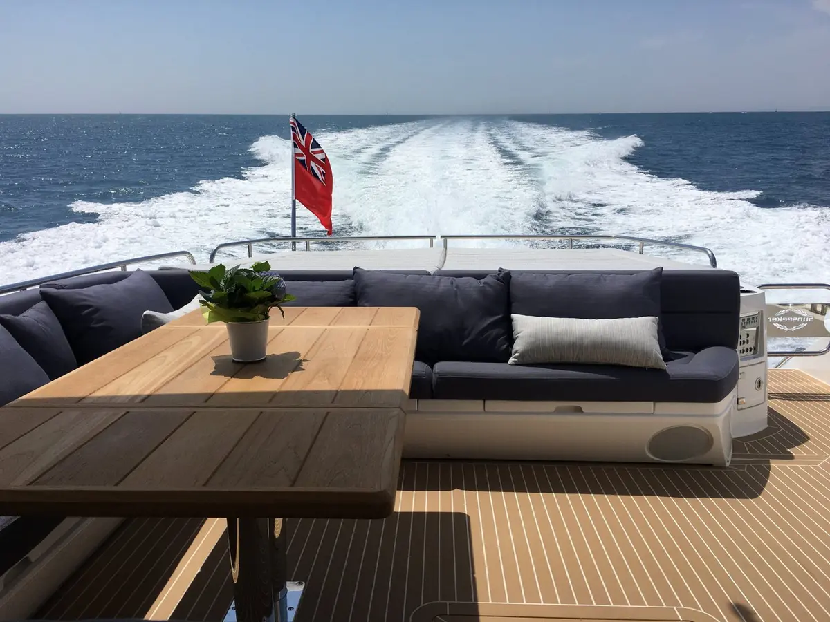 Sunseeker 68, cubierta de popa — Yacht Charter Marbella, Marbella. Veintidós metros de deportividad para la costa de Estepona