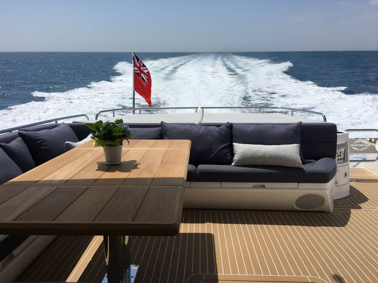 Sunseeker 68, cubierta de popa — Yacht Charter Marbella, Marbella. Veintidós metros de deportividad para la costa de Estepona