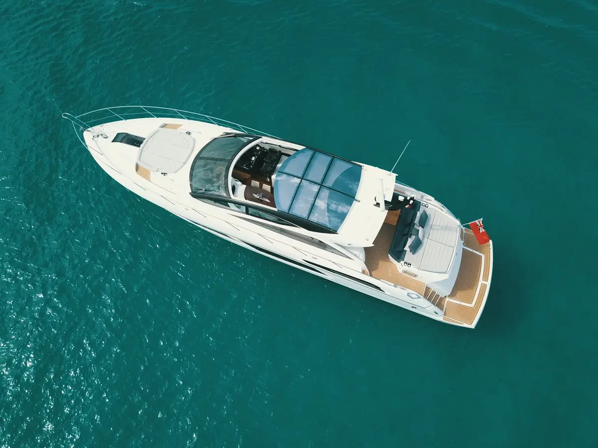 Sunseeker 68, salón — Yacht Charter Marbella, Marbella. Veintidós metros de deportividad para la costa de Estepona