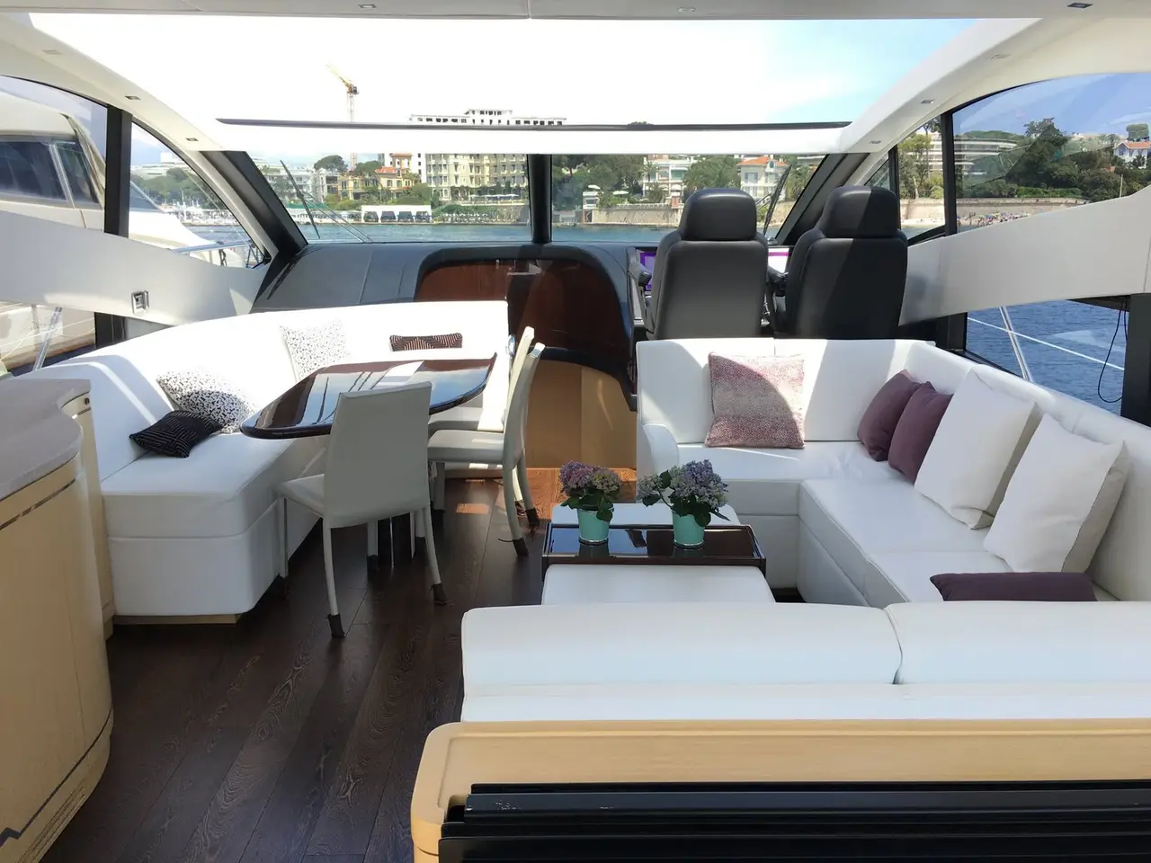Sunseeker 68, flybridge — Yacht Charter Marbella, Marbella. Veintidós metros de deportividad para la costa de Estepona