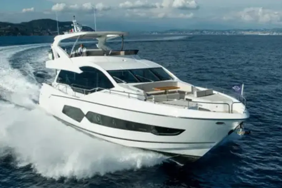 Sunseeker 76 — Yacht Charter Marbella, Marbella. Casco deportivo y plataforma de baño frente a Estepona