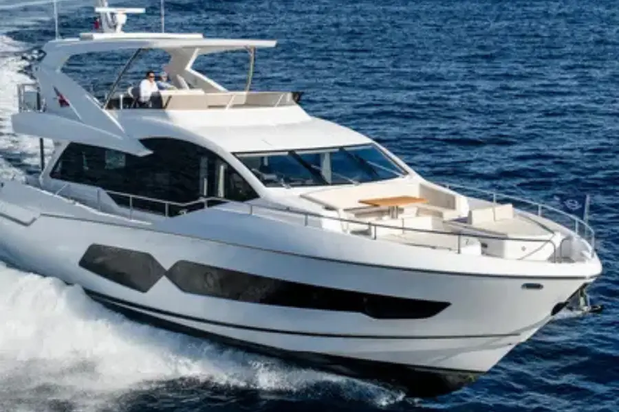 Sunseeker 76, exterior — Yacht Charter Marbella, Marbella. Casco deportivo y plataforma de baño frente a Estepona