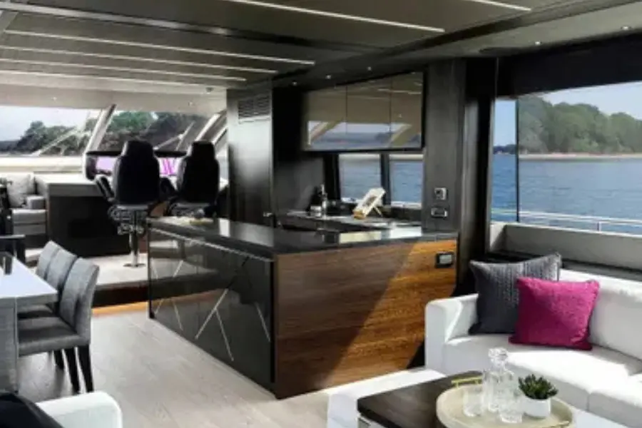 Sunseeker 76, cubierta principal — Yacht Charter Marbella, Marbella. Casco deportivo y plataforma de baño frente a Estepona