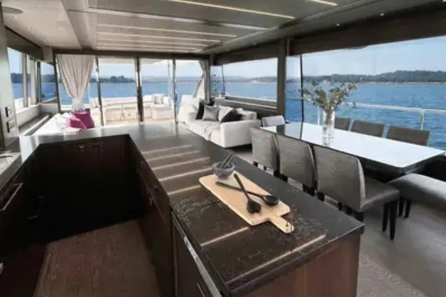Sunseeker 76, cubierta de popa — Yacht Charter Marbella, Marbella. Casco deportivo y plataforma de baño frente a Estepona