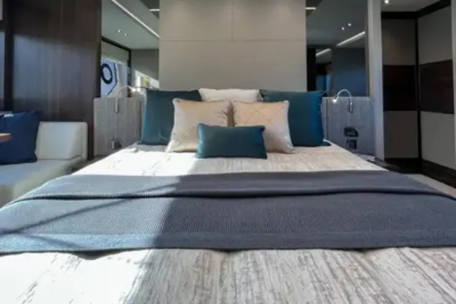 Sunseeker 76, salón — Yacht Charter Marbella, Marbella. Casco deportivo y plataforma de baño frente a Estepona