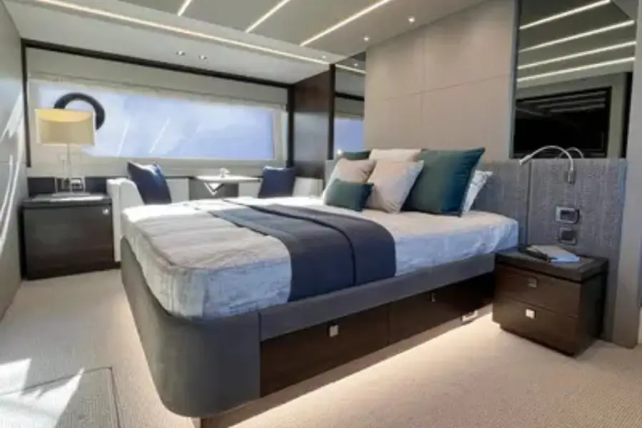 Sunseeker 76, camarote principal — Yacht Charter Marbella, Marbella. Casco deportivo y plataforma de baño frente a Estepona