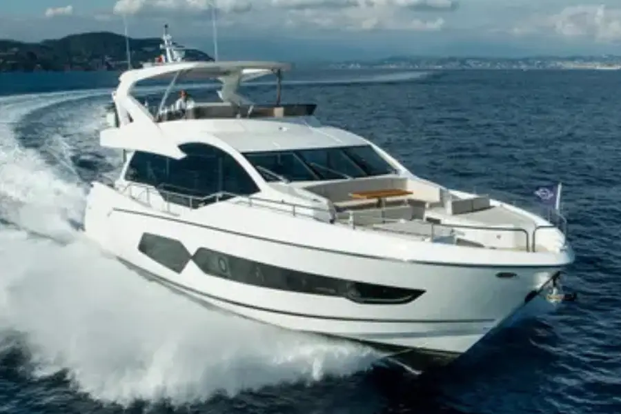 Sunseeker 76, flybridge — Yacht Charter Marbella, Marbella. Casco deportivo y plataforma de baño frente a Estepona
