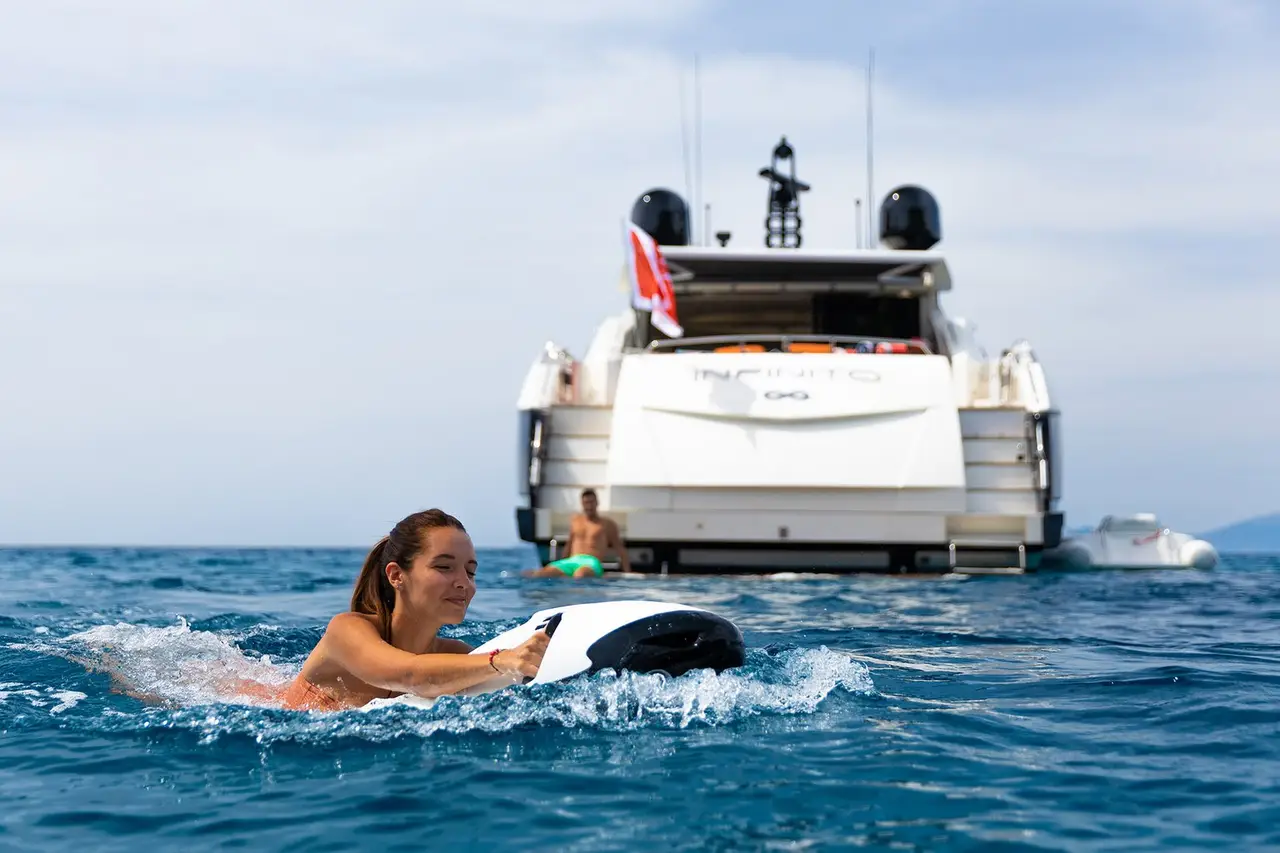 Sunseeker 76, exterior — Yacht Charter Marbella, Marbella. Casco deportivo y plataforma de baño frente a Estepona