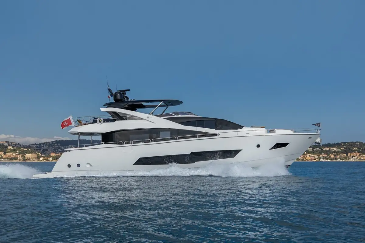 Sunseeker 86 — Yacht Charter Marbella, Marbella. Cuatro camarotes y una ruta hacia Estepona