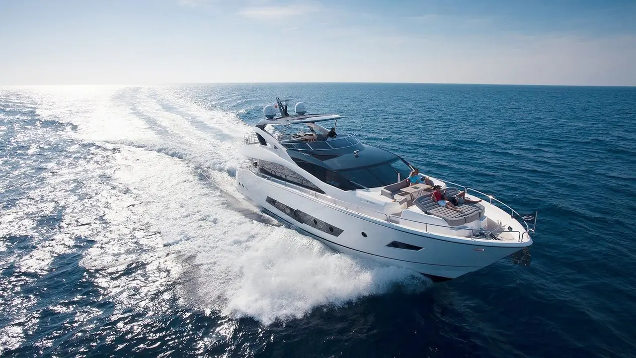 Sunseeker 86, exterior — Yacht Charter Marbella, Marbella. Cuatro camarotes y una ruta hacia Estepona