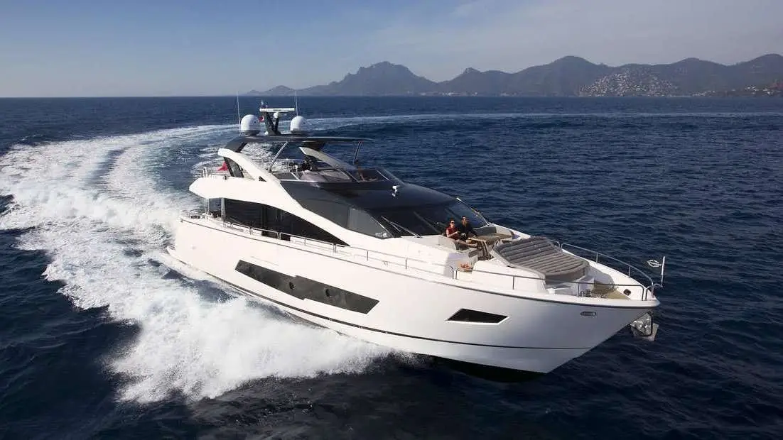 Sunseeker 86, cubierta principal — Yacht Charter Marbella, Marbella. Cuatro camarotes y una ruta hacia Estepona