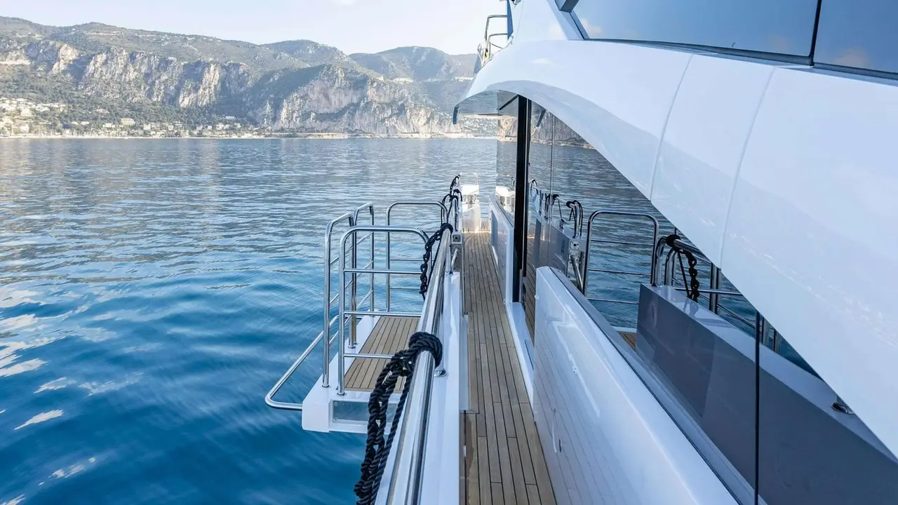 Sunseeker 86, cubierta de popa — Yacht Charter Marbella, Marbella. Cuatro camarotes y una ruta hacia Estepona