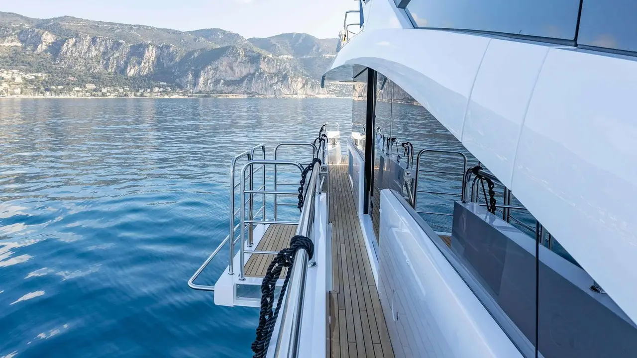 Sunseeker 86, salón — Yacht Charter Marbella, Marbella. Cuatro camarotes y una ruta hacia Estepona