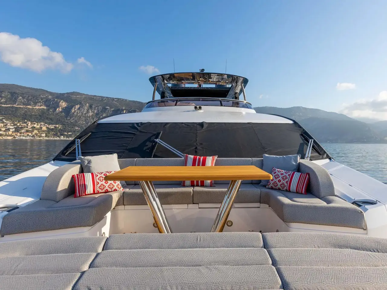 Sunseeker 86, camarote principal — Yacht Charter Marbella, Marbella. Cuatro camarotes y una ruta hacia Estepona