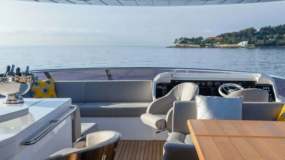 Sunseeker 86, flybridge — Yacht Charter Marbella, Marbella. Cuatro camarotes y una ruta hacia Estepona