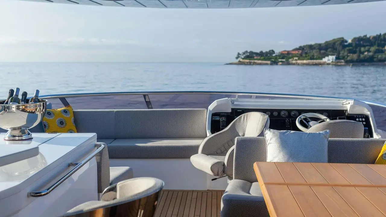 Sunseeker 86, flybridge — Yacht Charter Marbella, Marbella. Cuatro camarotes y una ruta hacia Estepona