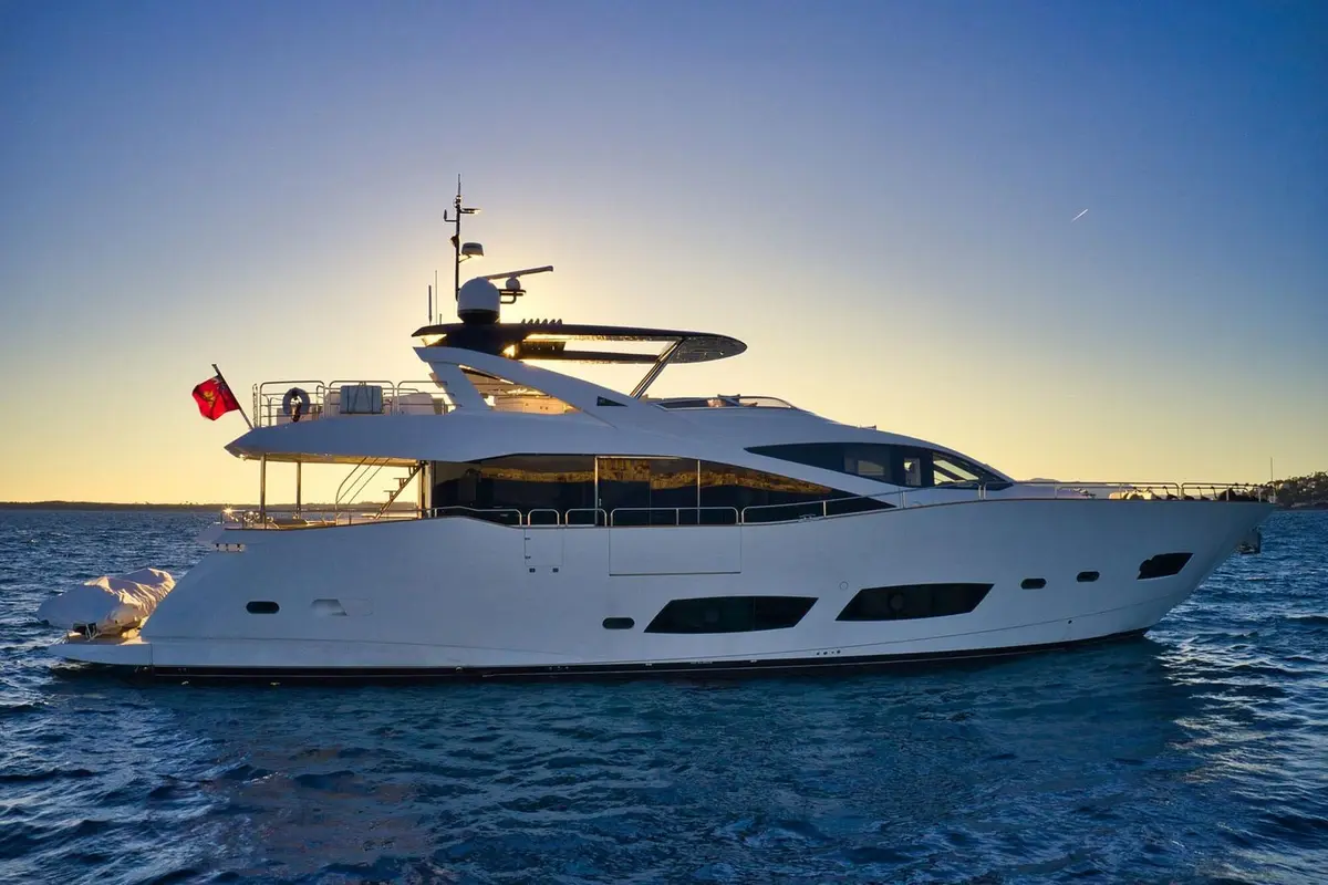 Sunseeker 90 — Yacht Charter Marbella, Marbella. Línea deportiva de 28 metros para escapadas costeras