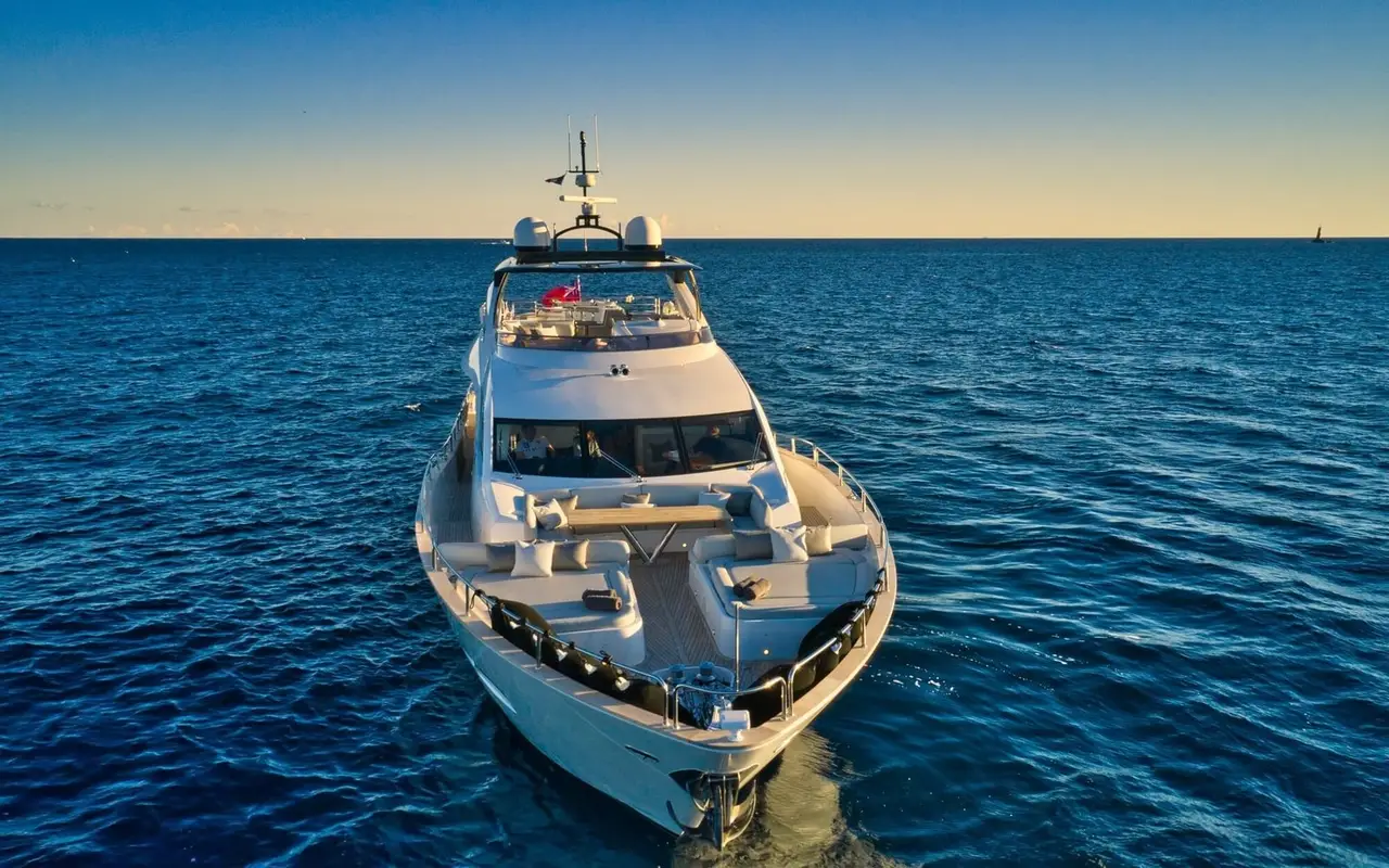 Sunseeker 90, cubierta principal — Yacht Charter Marbella, Marbella. Línea deportiva de 28 metros para escapadas costeras