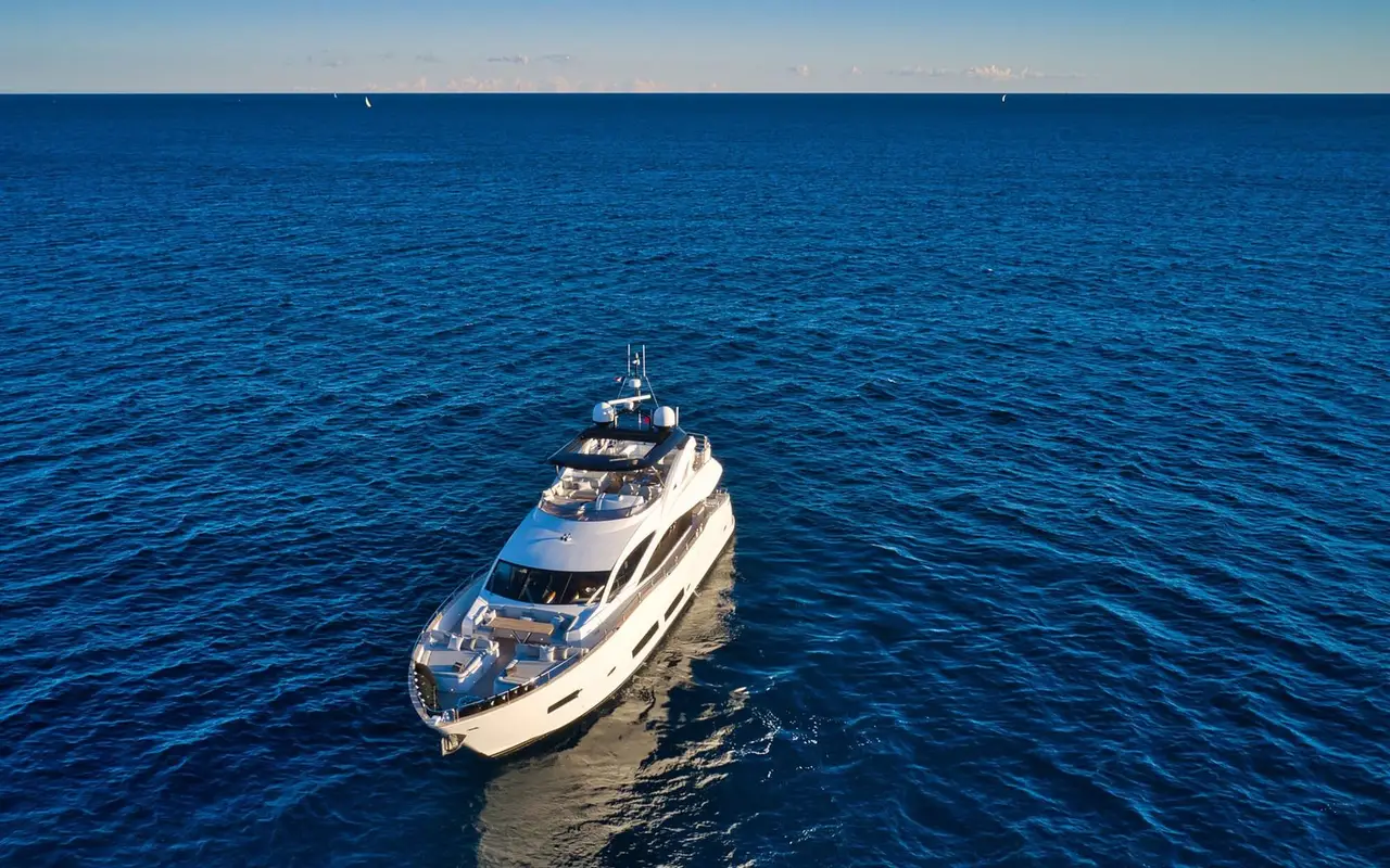 Sunseeker 90, cubierta de popa — Yacht Charter Marbella, Marbella. Línea deportiva de 28 metros para escapadas costeras