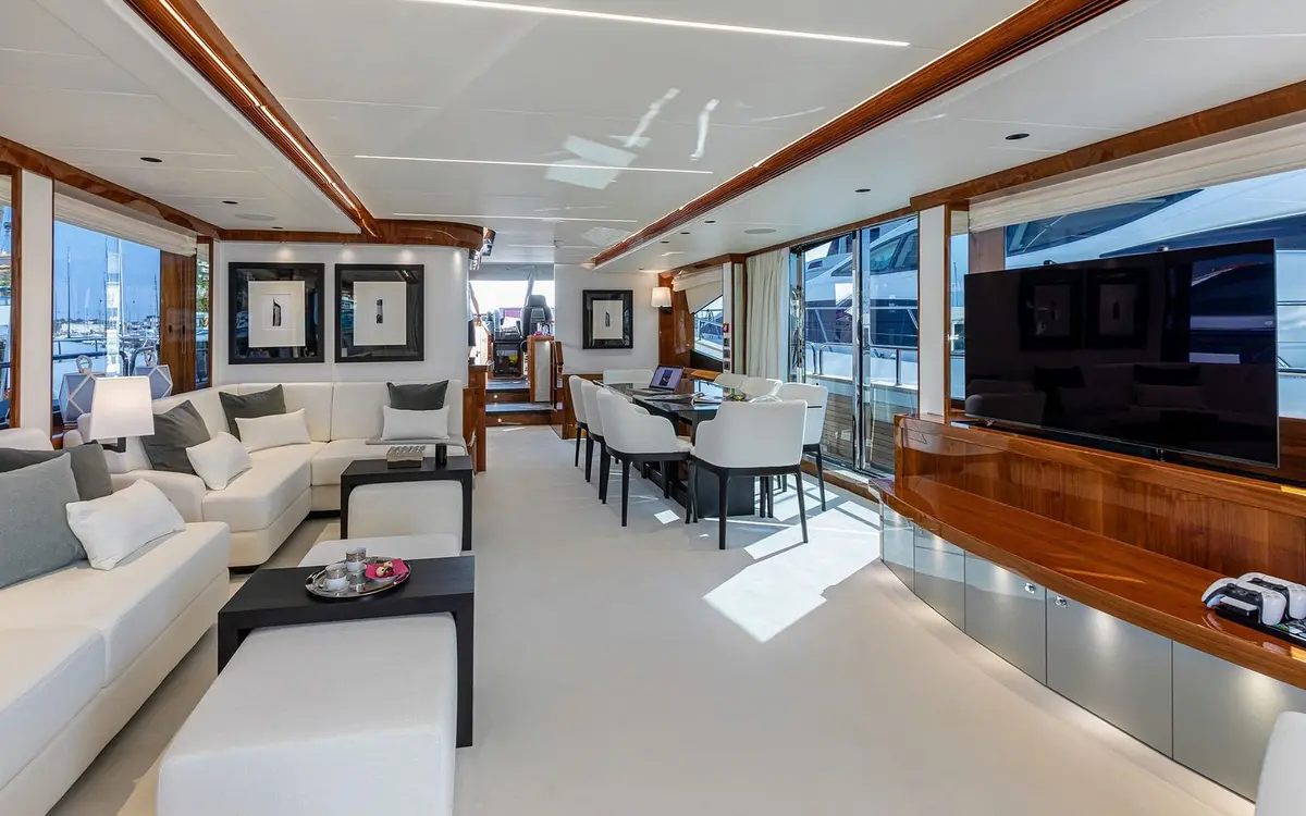 Sunseeker 90, salón — Yacht Charter Marbella, Marbella. Línea deportiva de 28 metros para escapadas costeras