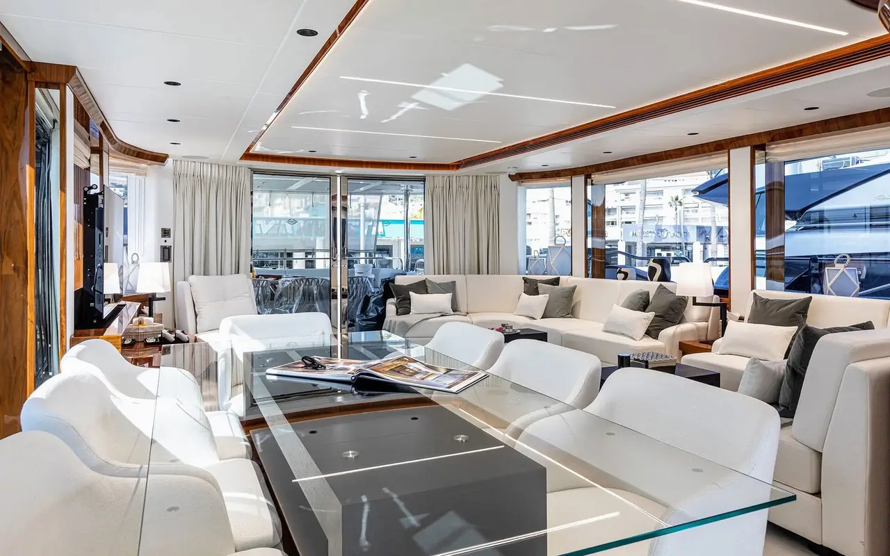 Sunseeker 90, camarote principal — Yacht Charter Marbella, Marbella. Línea deportiva de 28 metros para escapadas costeras