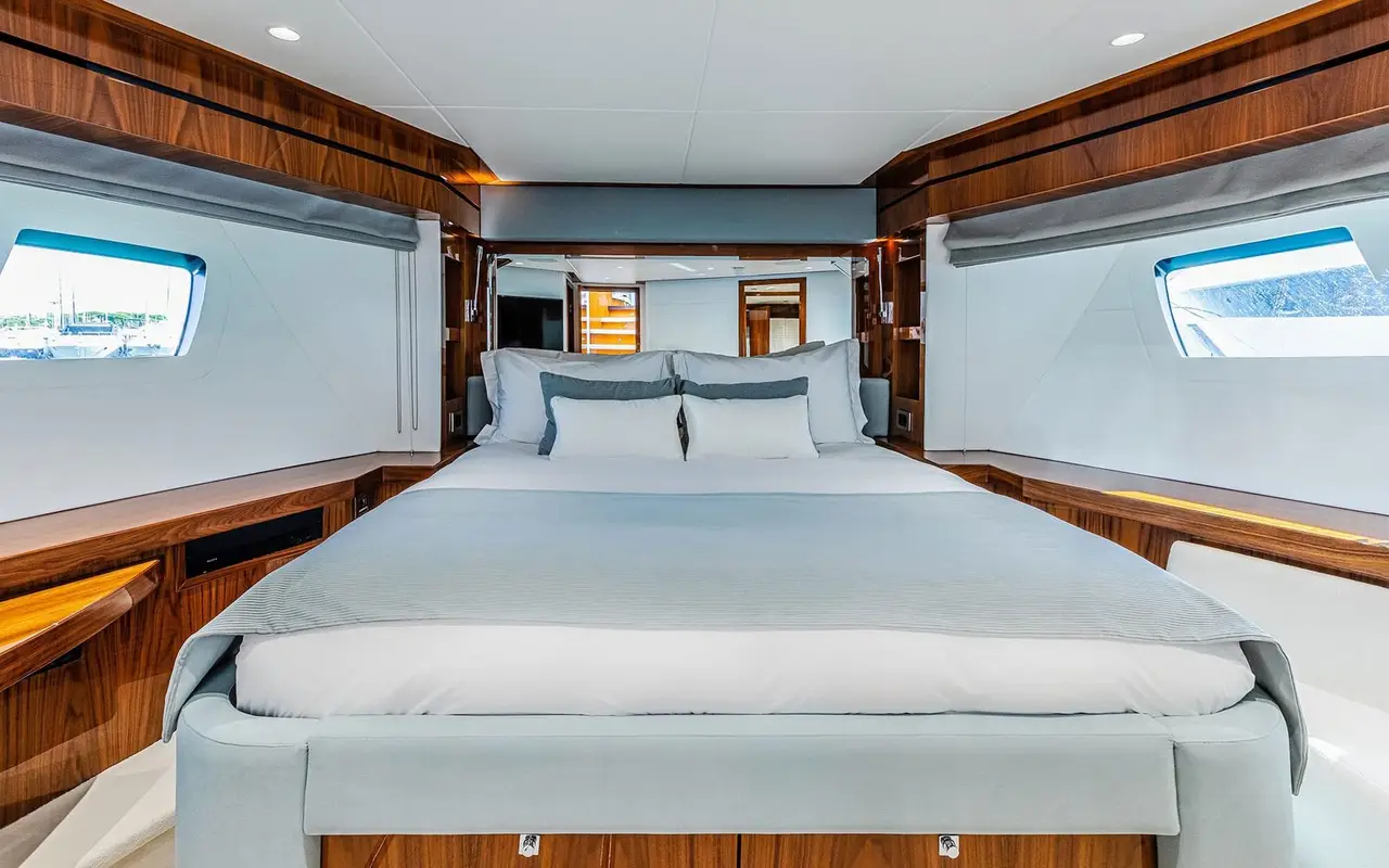Sunseeker 90, flybridge — Yacht Charter Marbella, Marbella. Línea deportiva de 28 metros para escapadas costeras