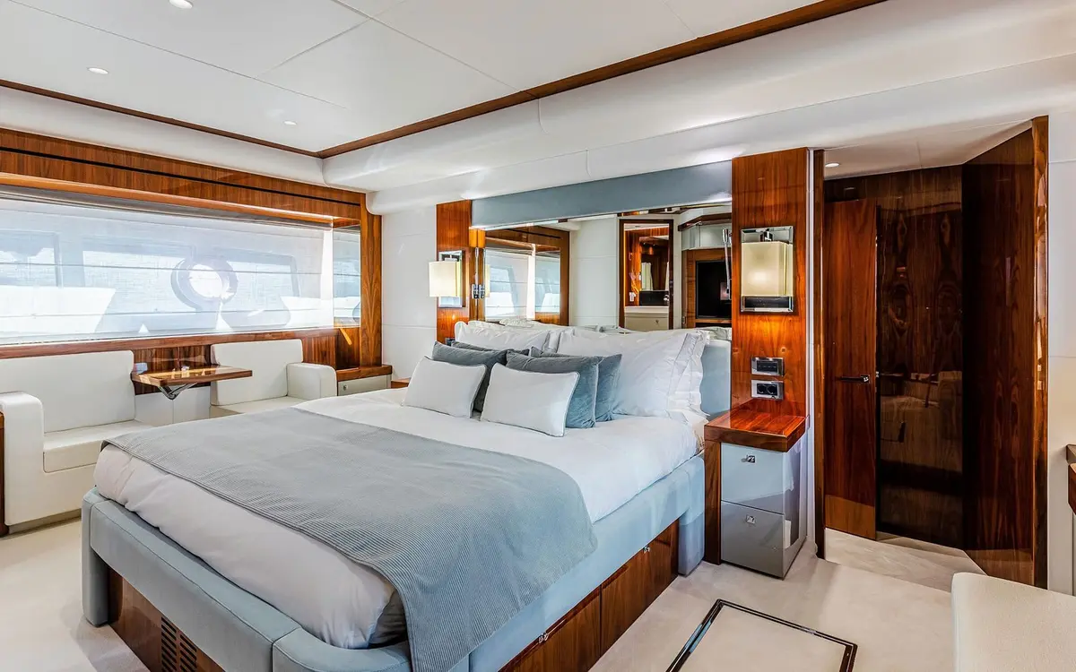 Sunseeker 90, exterior — Yacht Charter Marbella, Marbella. Línea deportiva de 28 metros para escapadas costeras