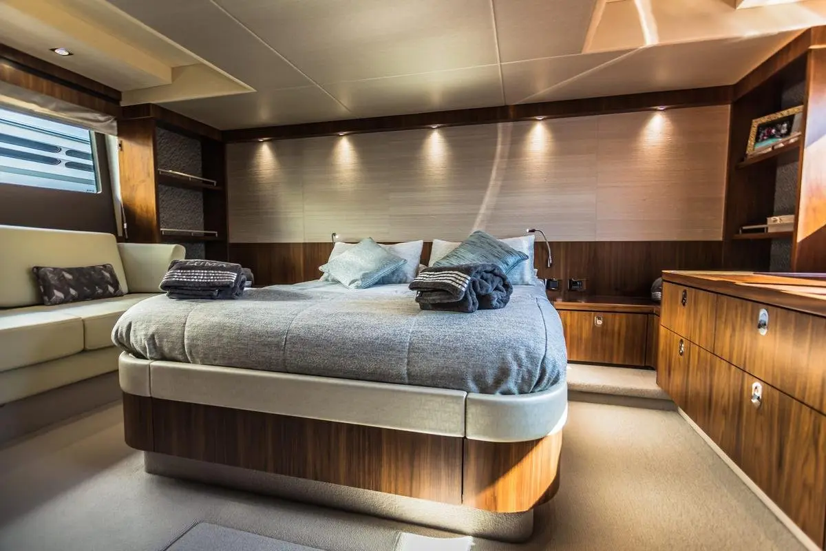 Manhattan 65, exterior — Yacht Charter Marbella, Marbella. Velocidad y cubierta abierta rumbo a Estepona