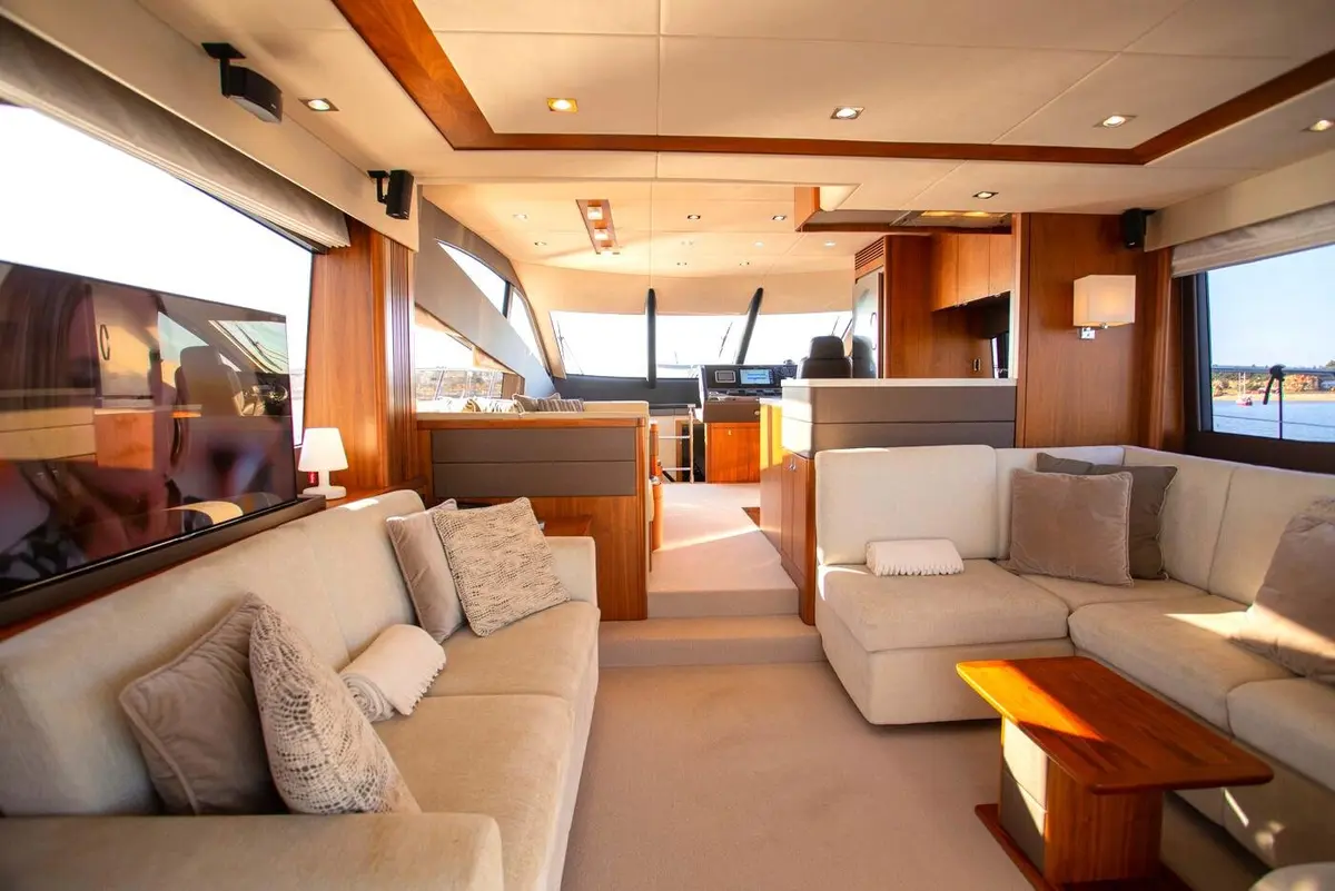 Manhattan 65, cubierta principal — Yacht Charter Marbella, Marbella. Velocidad y cubierta abierta rumbo a Estepona