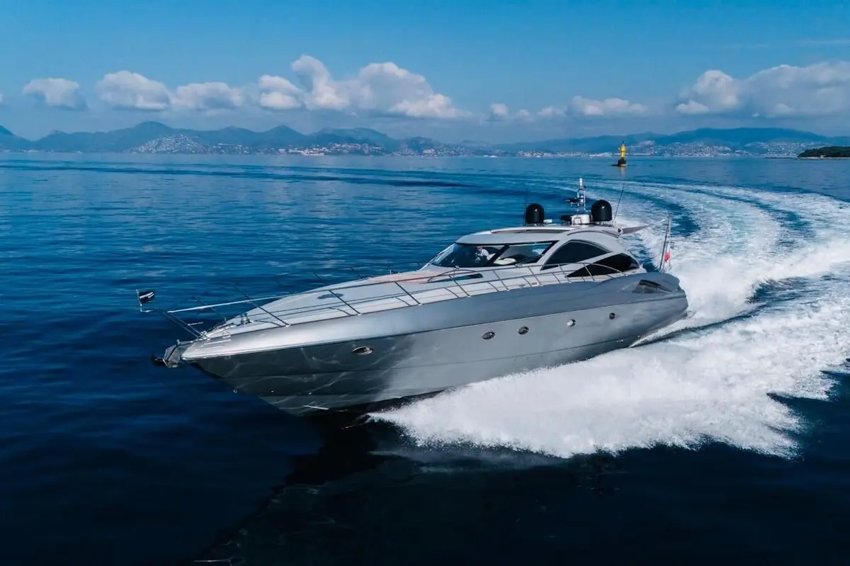 Sunseeker Predator 68 — Yacht Charter Marbella, Marbella. Casco deportivo y velocidad para la costa de Marbella