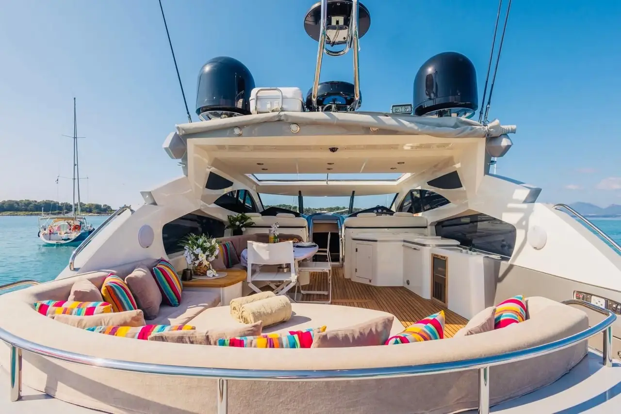 Sunseeker Predator 68, cubierta principal — Yacht Charter Marbella, Marbella. Casco deportivo y velocidad para la costa de Marbella