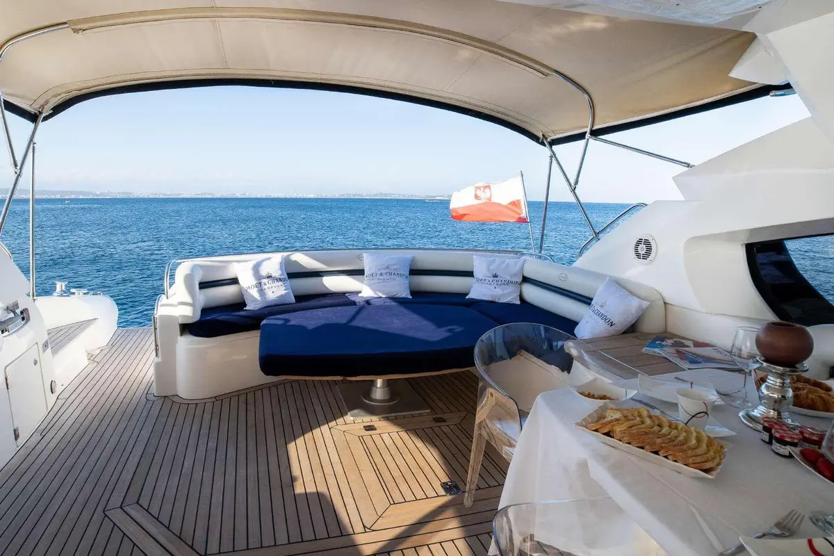 Sunseeker Predator 68, cubierta de popa — Yacht Charter Marbella, Marbella. Casco deportivo y velocidad para la costa de Marbella